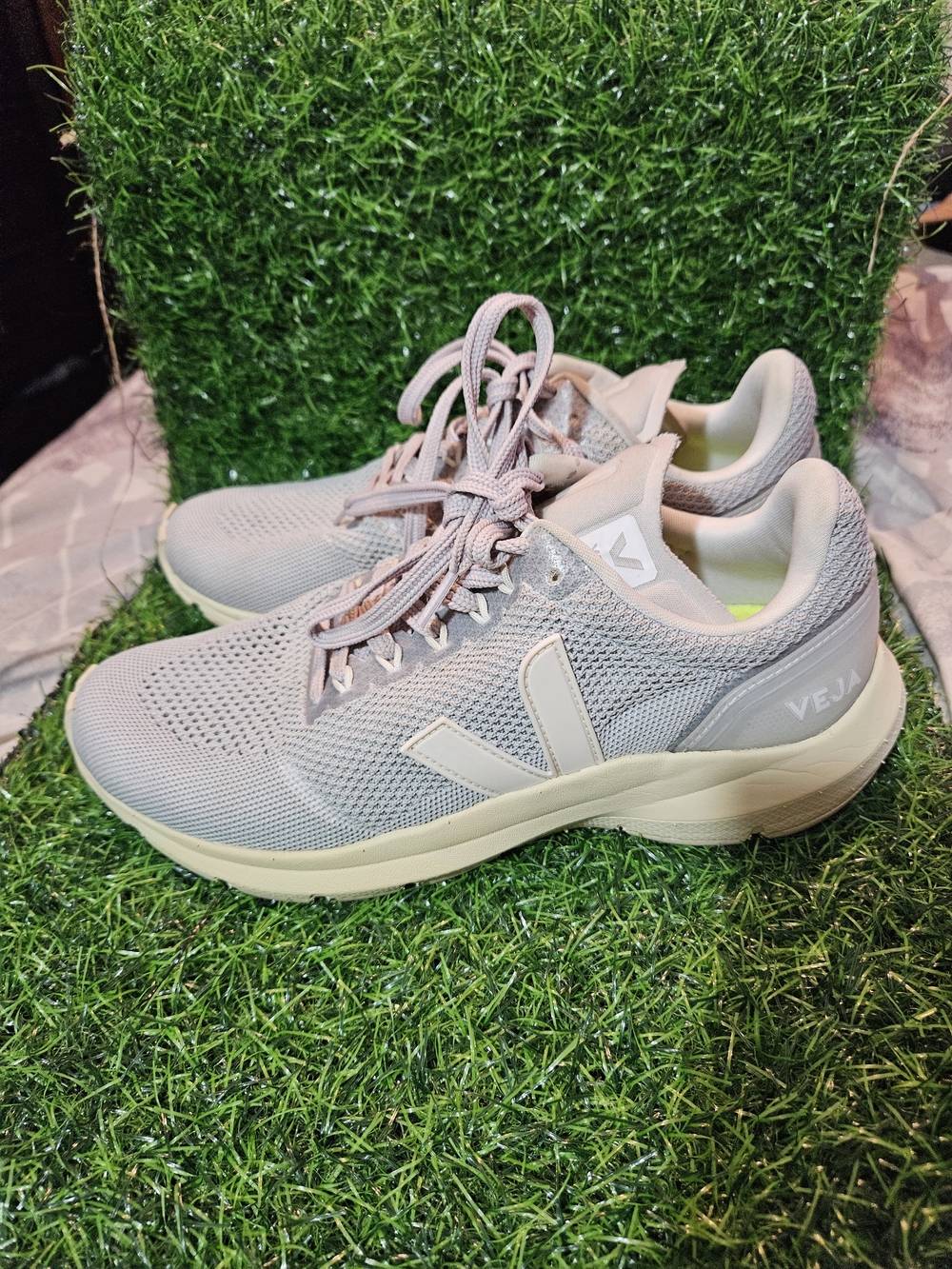 Veja Women's grey Runner Sneakers